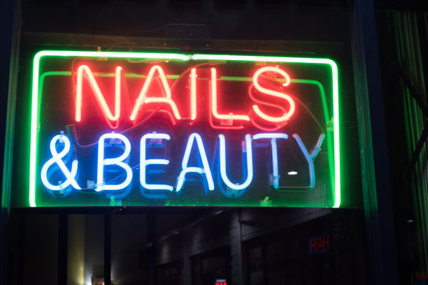 明亮的指甲和美丽的霓虹灯图片下载