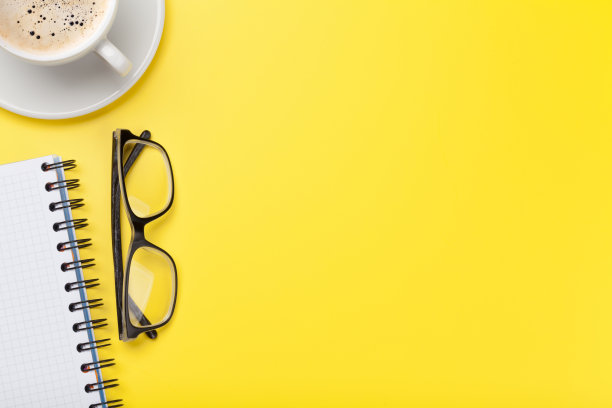 办公室黄色工作背景与咖啡杯，用品图片下载