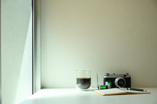 复制空间复古相机和胶卷与咖啡桌上。图片下载