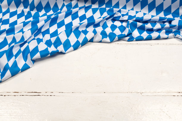 啤酒节背景-蓝色菱形图案织物上的白色木板图片下载