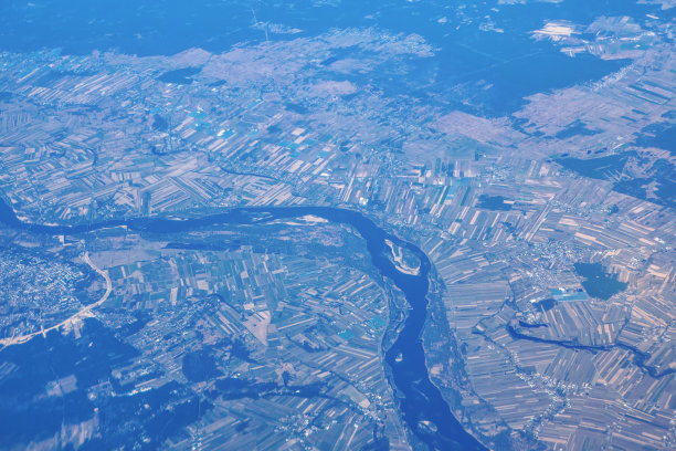 田野和河流的鸟瞰图图片下载