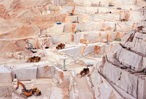 鸟瞰图大理石采石场与大量机械和采石场设备，提取和加工的白色大理石，露天开采，卡拉拉图片下载