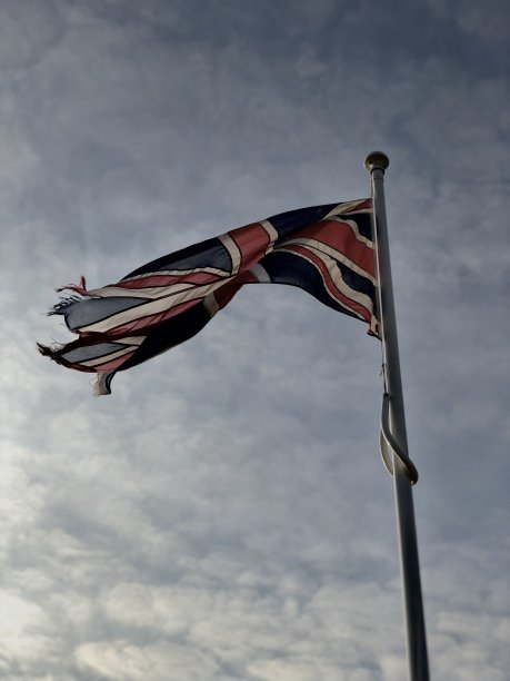 黄昏时分撕破的英国国旗图片下载