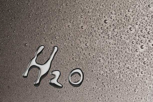 水是生命的关键，透明的水滴符号形状在暗色的金属黑色背景上图片下载