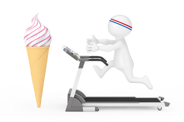 健康的概念。跑步者沿着跑步机跑，并达到软冰淇淋在华夫脆皮冰淇淋蛋卷图片下载