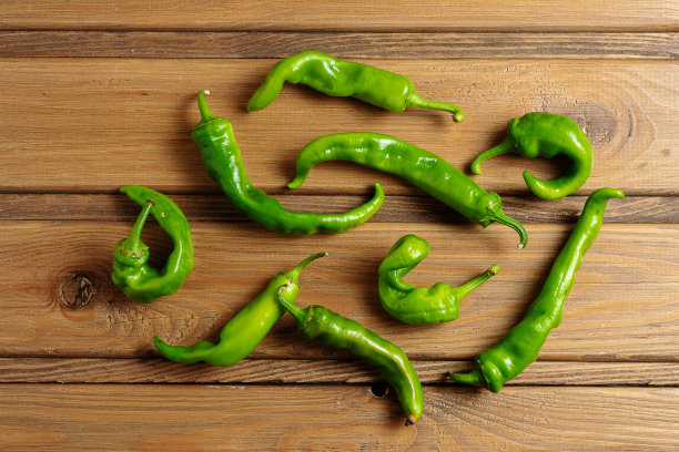 创意布局与辣椒在木背景与复制空间。顶视图的食物。不含硝酸盐、转基因的生态蔬菜。天然新鲜农产品。食物的照片背景。平躺图片下载