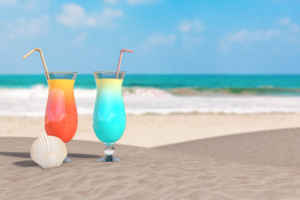 暑假的概念。红色和蓝色的热带鸡尾酒与美丽的扇贝海或海洋贝壳贝壳在海洋荒芜的海岸。3d渲染图片下载