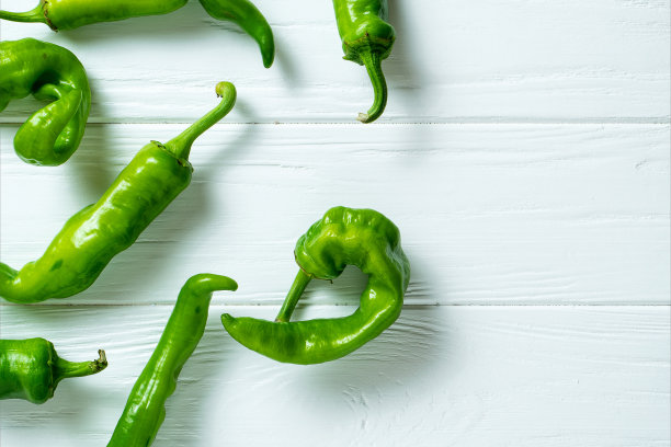 创意的布局与辣椒在一个白色的木制背景与复制空间。顶视图的食物。不含硝酸盐、转基因的生态蔬菜。天然新鲜农产品。食物的照片背景。平躺图片下载