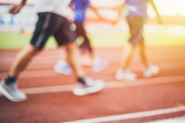 抽象模糊，运动员在跑道上奔跑图片下载