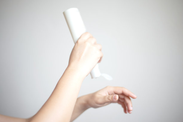 擦手霜的妇女图片下载