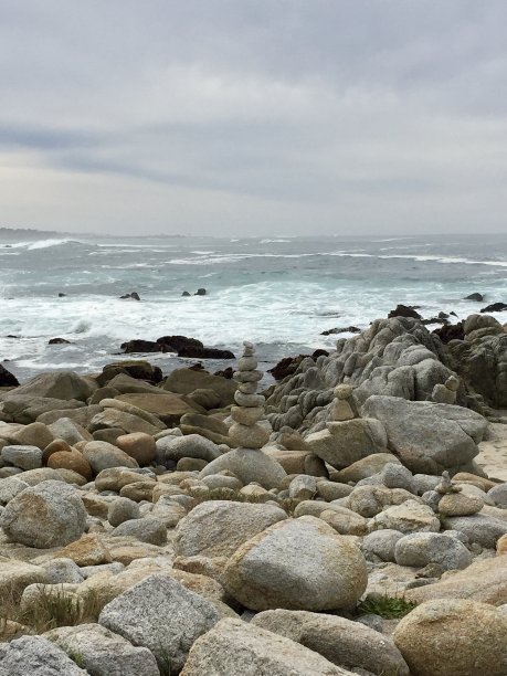岩石海岸和堆在海边的石堆图片下载