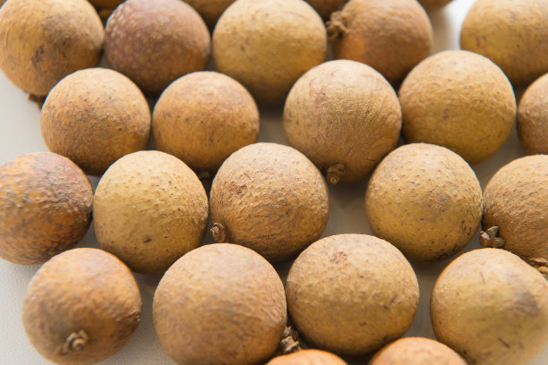 白色背景上的心形龙眼图片下载