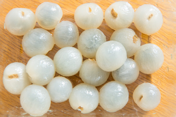 将龙眼去皮，置于玻璃碗中分离图片下载