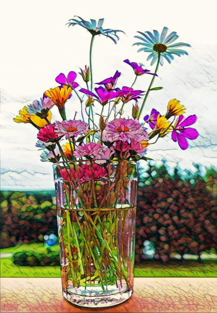 各种野生的夏季花的摄影艺术图片在带泉水的多面体玻璃图片下载