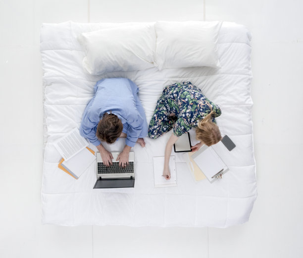 上图直接观看/全身观看/两人20-29岁成年帅哥白种人女性/男性/年轻男性/年轻女性友谊/男友/女友/情侣关系/约会/丈夫/妻子/已婚的卧室图片下载