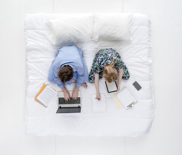 上图直接观看/全身观看/两人20-29岁成年帅哥白种人女性/男性/年轻男性/年轻女性友谊/男友/女友/情侣关系/约会/丈夫/妻子/已婚的卧室图片下载