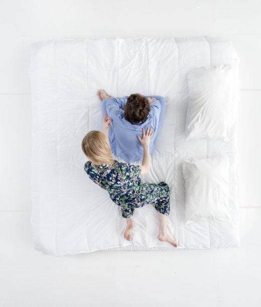 上图直接观看/全身观看/两人20-29岁成年帅哥白种人女性/男性/年轻男性/年轻女性友谊/男友/女友/情侣关系/约会/丈夫/妻子/已婚的卧室图片下载