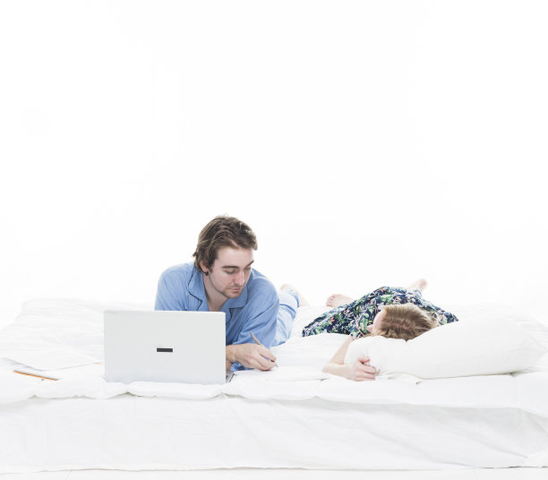 全长/两人20-29岁的成年英俊的人白人女性/男性/年轻的男人/年轻的女人友谊/男朋友/女朋友/情侣关系/约会/丈夫/妻子/在白人背景前结婚图片下载