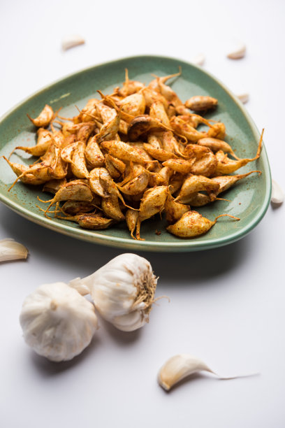 大蒜炒或印度语Tala Hua Lahsun，是一个受欢迎的小菜或小吃从马哈拉施特拉邦，印度图片下载