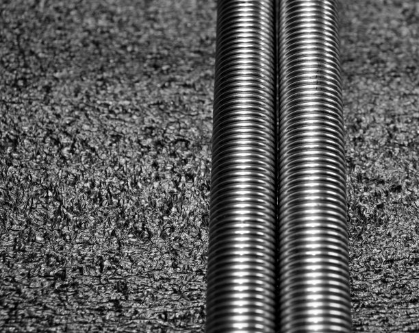 黑色背景上的金属弹簧图片下载