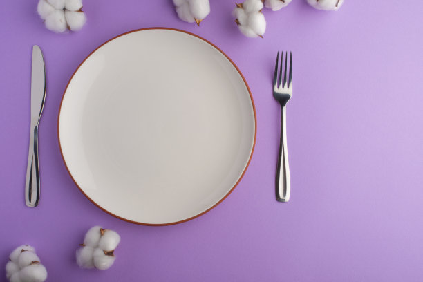 在紫色的桌子上放上刀叉，在上面放上棉花树枝，为你的菜单或食谱留出空间。菜单卡餐厅和餐桌设置。水平的照片。平躺图片下载