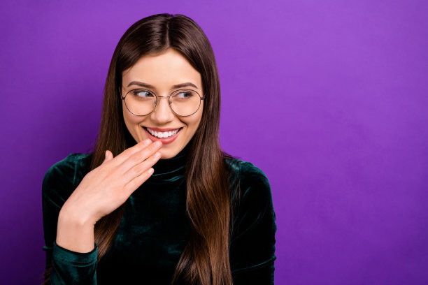 近距离的照片兴奋可爱的青少年笑着看眼镜眼镜孤立在紫色紫罗兰的背景图片下载
