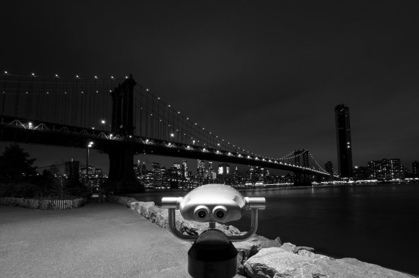 夜间照明桥梁的低角度视图图片下载