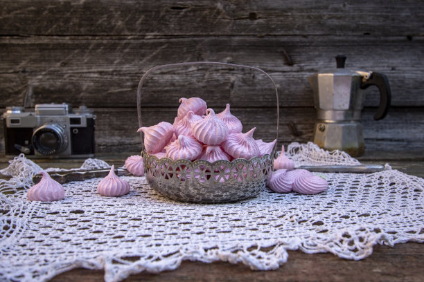 酥脆的粉红色蛋白酥皮图片下载