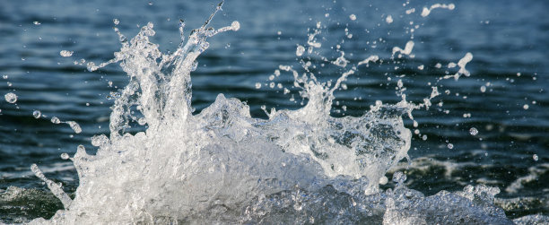 抽象的波浪在希腊溅起图片下载