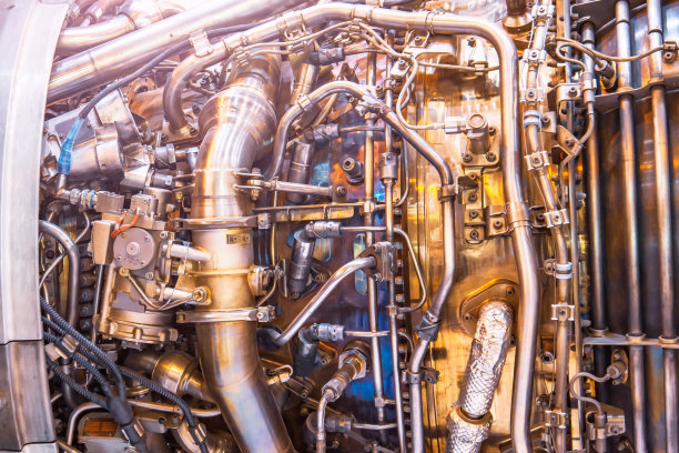 飞机喷气发动机中管和其他粘结剂系统的复杂机制，近景。工业生产的主题。图片下载