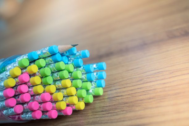 靠近堆叠的铅笔尖端的正面形象。浅聚焦效果。图片下载