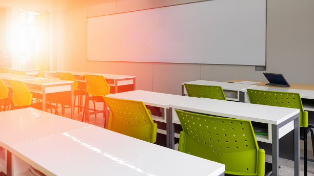 学校课堂背景没有青年学生;小学教室没有孩子或老师的椅子和桌子在校园。素材图片