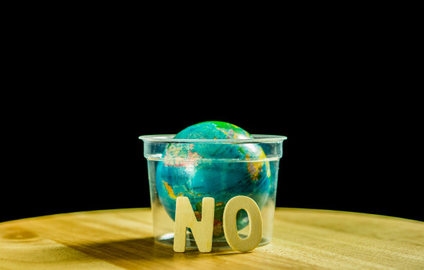 塑料容器中的地球仪图片下载