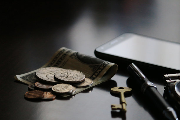 男酷物品与美元钞票和硬币的静物图片下载