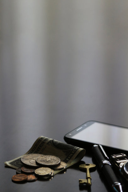 男酷物品与美元钞票和硬币的静物图片下载