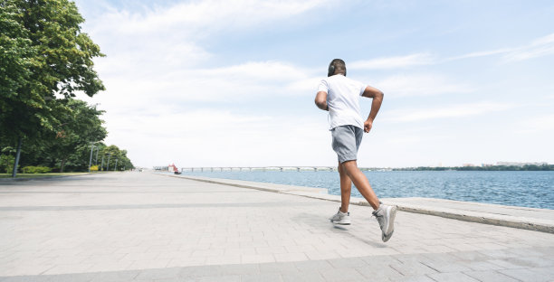 黑人早晨在河边跑步的后视图图片下载