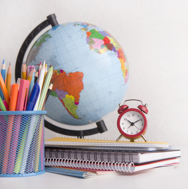世界地球仪和不同的供应与闹钟在白色图片下载