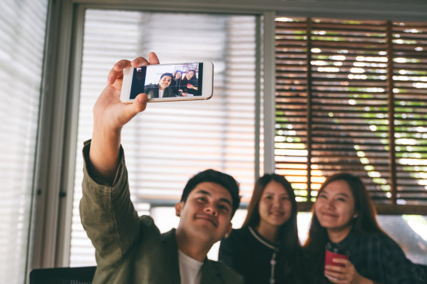 商务人士用手机自拍合影图片下载