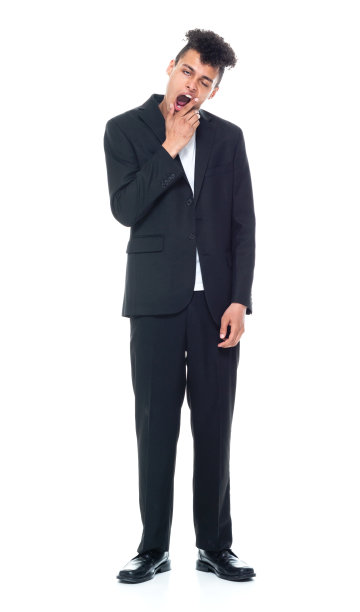 全身/正面/看镜头20-29岁的成年人英俊的人/高个子卷发非洲裔/非洲裔男性/年轻男子商人/商人在白色背景下穿着西装图片下载