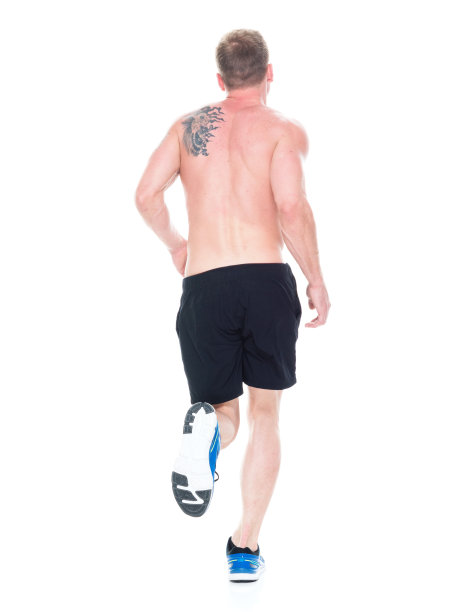 全身/一人/后视图20-29岁英俊的人棕色头发/短发白人男性/年轻男子运动员/运动员跑步/慢跑/锻炼/短跑/短跑在白人背景/运动图片下载