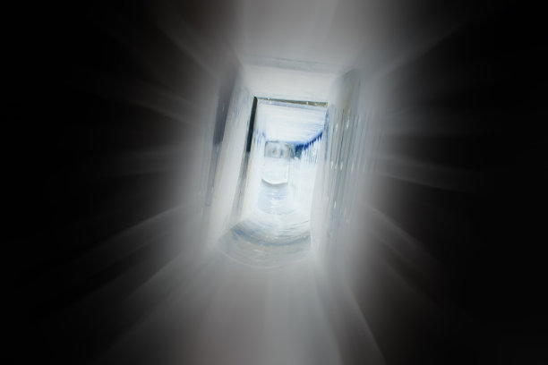 隧道尽头的光图片下载