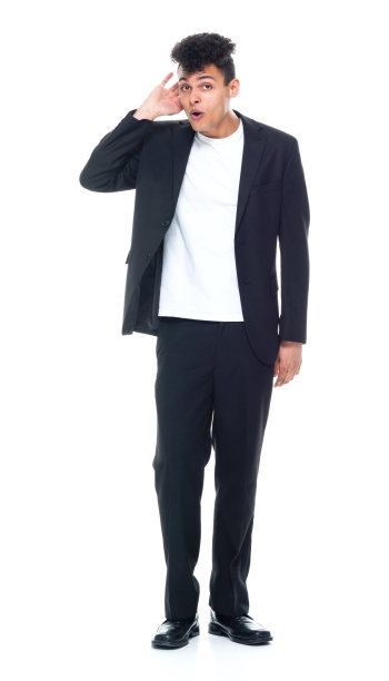 全身/正面/看镜头20-29岁的成年人英俊的人/高个子卷发非洲裔/非洲裔男性/年轻男子商人/商人在白色背景下穿着西装图片下载