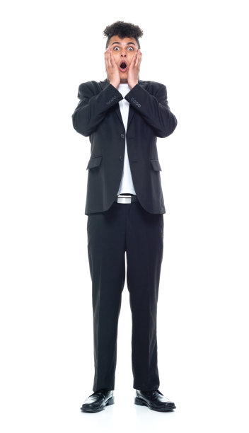 全身/正面/看镜头20-29岁的成年人英俊的人/高个子卷发非洲裔/非洲裔男性/年轻男子商人/商人在白色背景下穿着西装图片下载