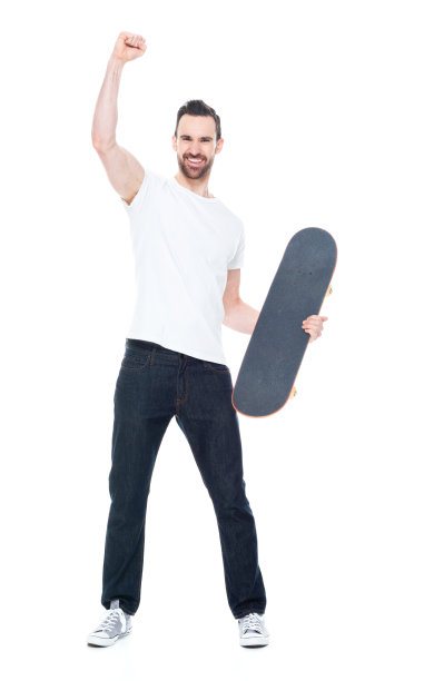 一个男人只有/全长30-39岁的成年人英俊的人白人男性/年轻男子滑板/滑板/溜冰在白色背景穿着牛仔裤谁是兴奋/快乐/愉快/成功/微笑/酷的态度图片下载