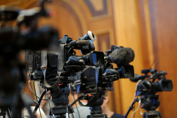 新闻发布会期间电视摄像机和记录设备的细节图片下载