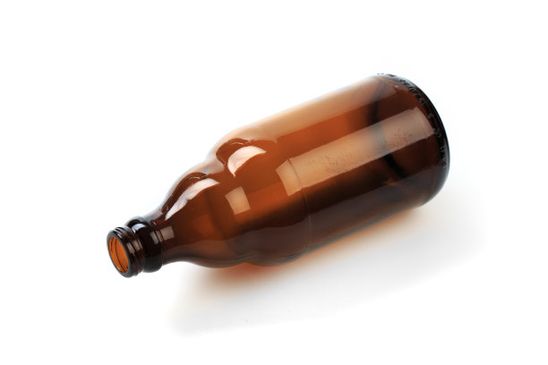 白色背景上的空啤酒瓶-图片图片下载