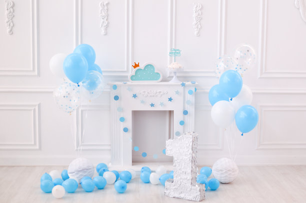 一年的生日装饰。很多气球，粉色和白色的。图片下载