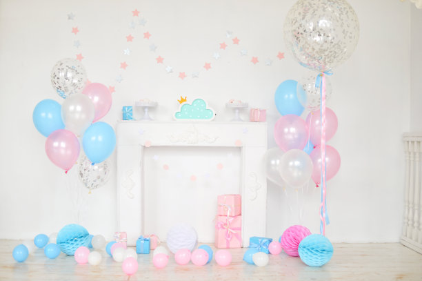 一年的生日装饰。很多气球，粉色和白色的。图片下载