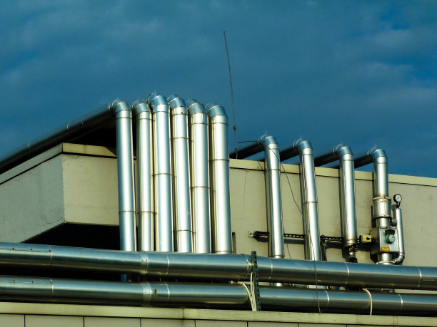 高屋顶上闪亮不锈钢机械管道的抽象视图图片下载