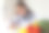 年轻的营养学家女医生或医生看着相机写饮食计划和新鲜的蔬菜，水果在实验室办公室的桌子上，营养，健康的生活方式，健康的食物，节食的概念图片下载